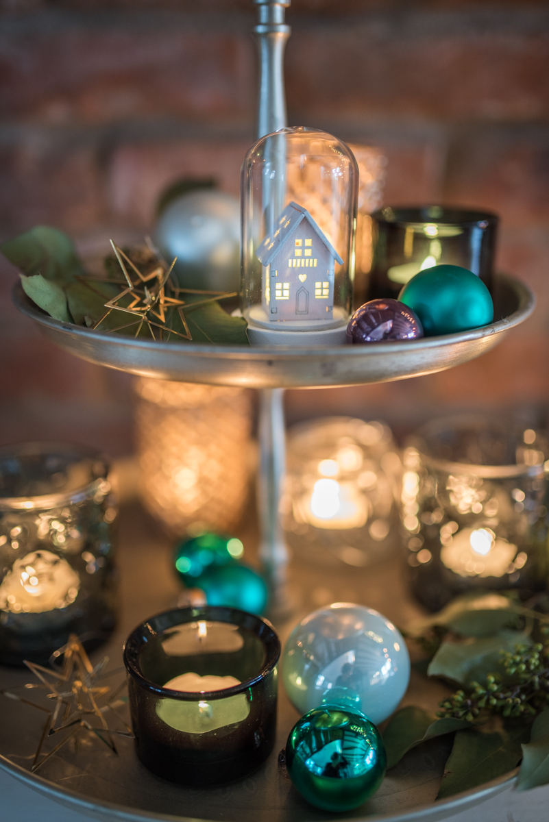 Selbstgemachte DIY Dekoideen zu Weihnachten mit einem beleuchteten Weidenkranz in Weiß mit Mintgrün und Roségold