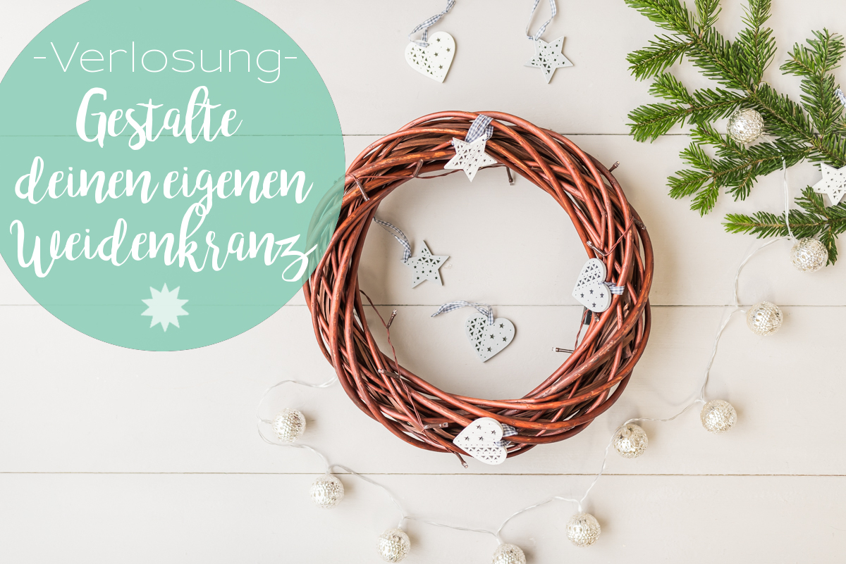 Selbstgemachte DIY Dekoideen zu Weihnachten mit einem beleuchteten Weidenkranz in Weiß mit Mintgrün und Roségold