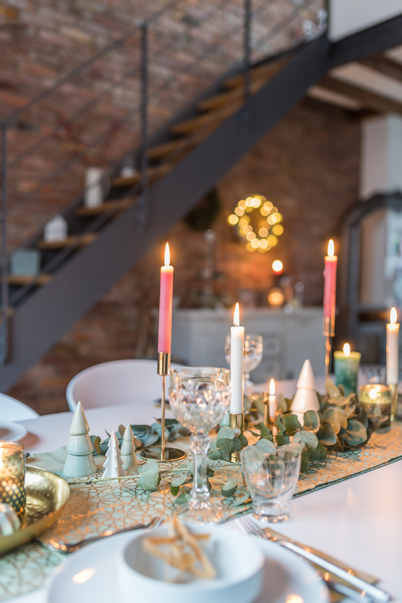 Dekoideen für das Wohnzimmer und die Tischdeko zu Weihnachten in mintgrün und gold 