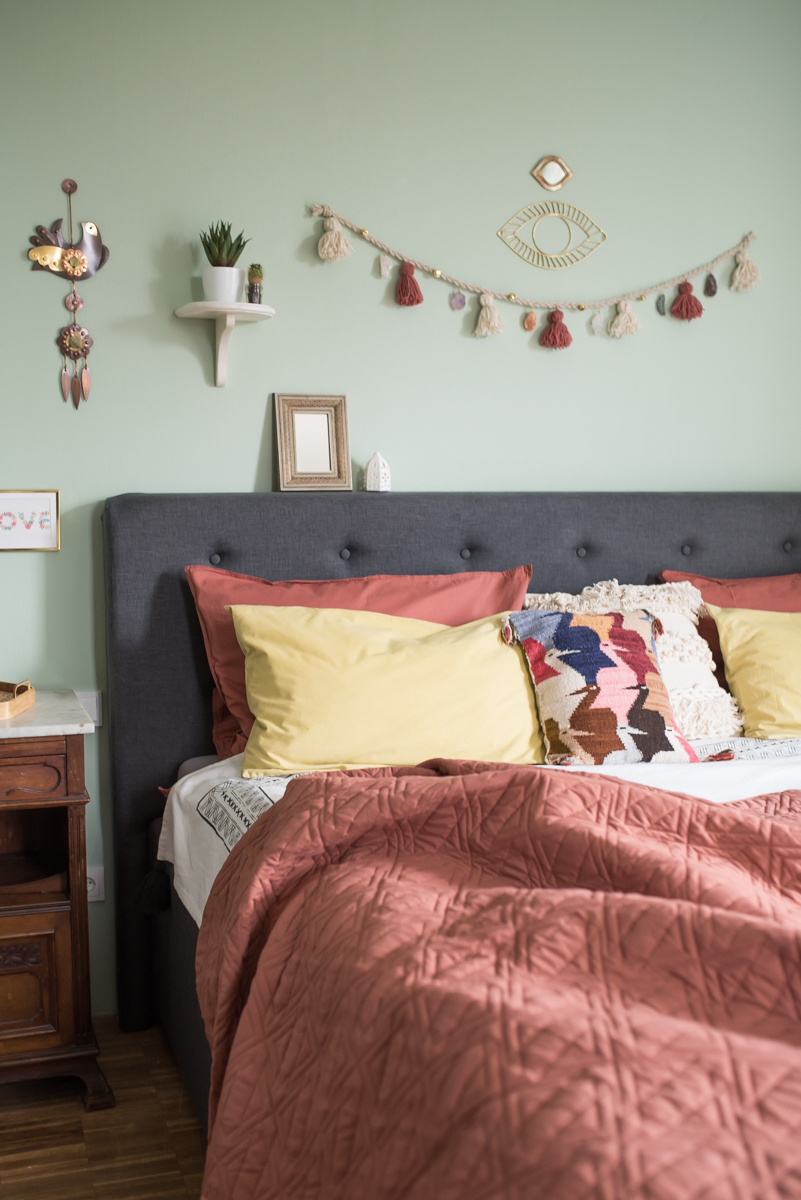 DIY Deko Girlande mit Quasten und Halbedelsteinen als selbstgemachte Wanddeko im Boho Look für das Schlafzimmer