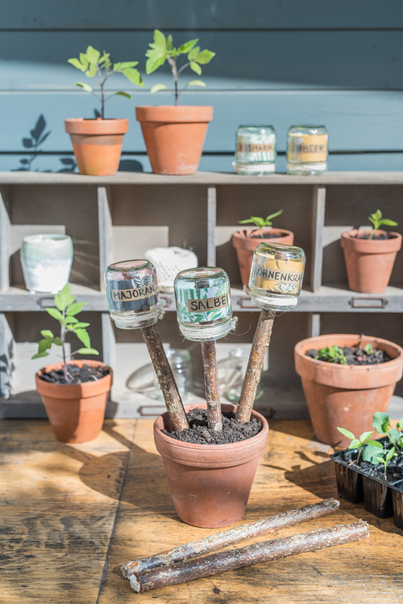 upcycling Anleitung für selbstgemachte DIY Pflanzschilder aus Altglas und Ästen für das Kräuterbeet im Garten