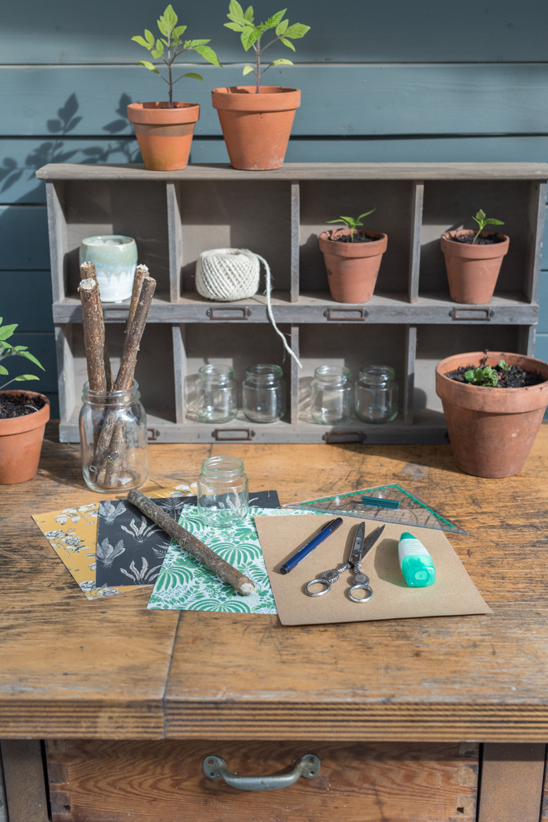 upcycling Anleitung für selbstgemachte DIY Pflanzschilder aus Altglas und Ästen für das Kräuterbeet im Garten