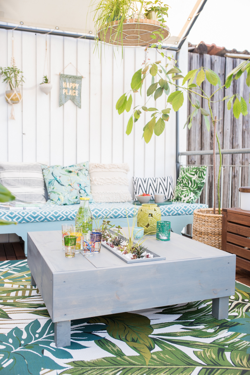 Schritt für Schritt Anleitung für einen selbst gebauten Lounge Tisch für den Balkon mit eingelassenem Blumenkasten für Sukkulenten und Gräser im urban jungle Look