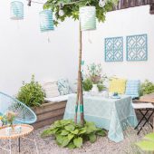 Dekoideen für die Kaffeetafel im Garten im Sommer mit Lampions, Blumen und Tischdeko in Mintgrün