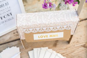 DIY Anleitung für Party Spiele und Beschäftigung für die Gäste zur Hochzeit mit dem selbstgemachten do it yourself Liebesbrief Briefkasten