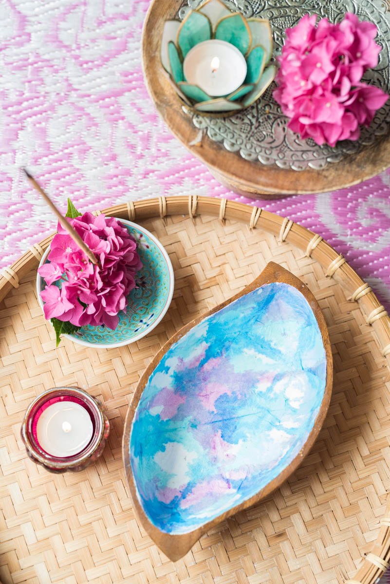 Anleitung für selbst gemachte DIY Holzschalen im Shibori Batik Look mit selbst gefärbtem Papier und Serviettentechnik im Boho Look