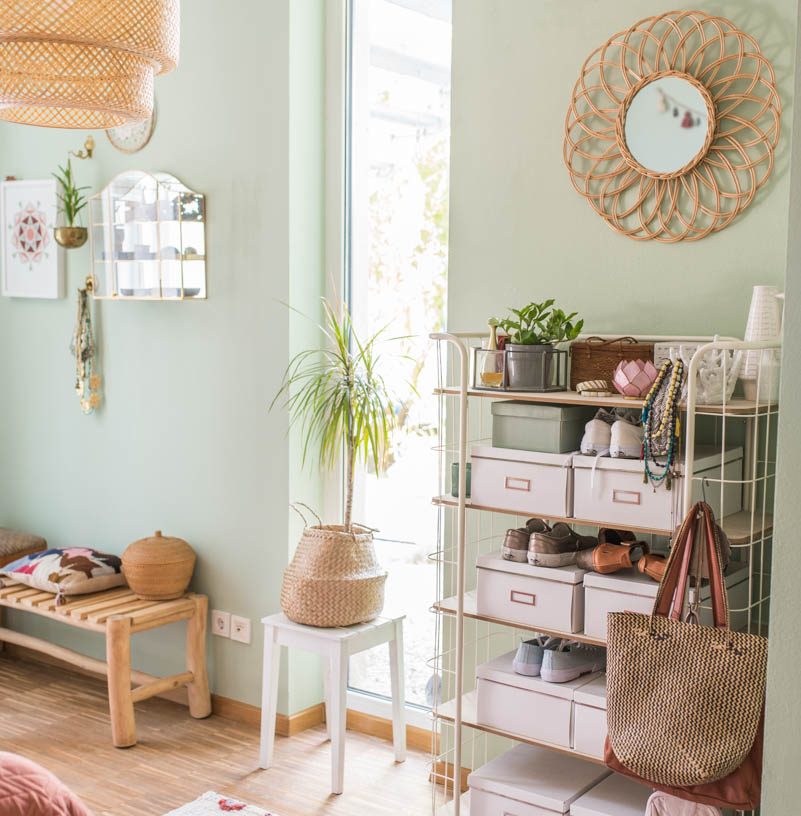 Dekoideen für das Schlafzimmer im Boho vintage Look mit mintgrüner Wandfarbe und Deko aus Rattan und Holz