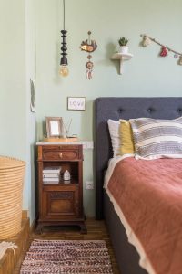 Dekoideen für das Schlafzimmer im Boho vintage Look mit mintgrüner Wandfarbe und Deko aus Rattan und Holz
