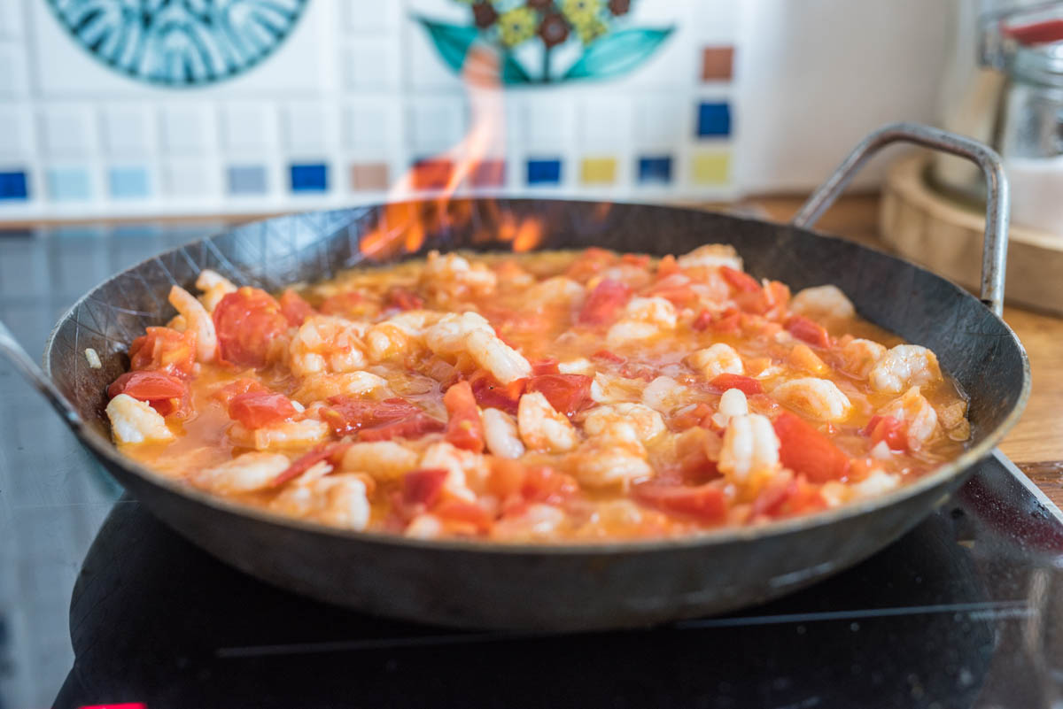 Lieblings Rezept für flambierte Curry Garnelen mit Tomaten, Kokosmilch und Pernod