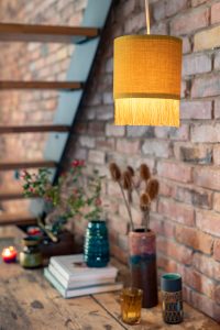 DIY Anleitung für einen senfegelben Lampenschirm aus Stoff im Boho Fransen Look als Deko für den Herbst für das Wohnzimmer