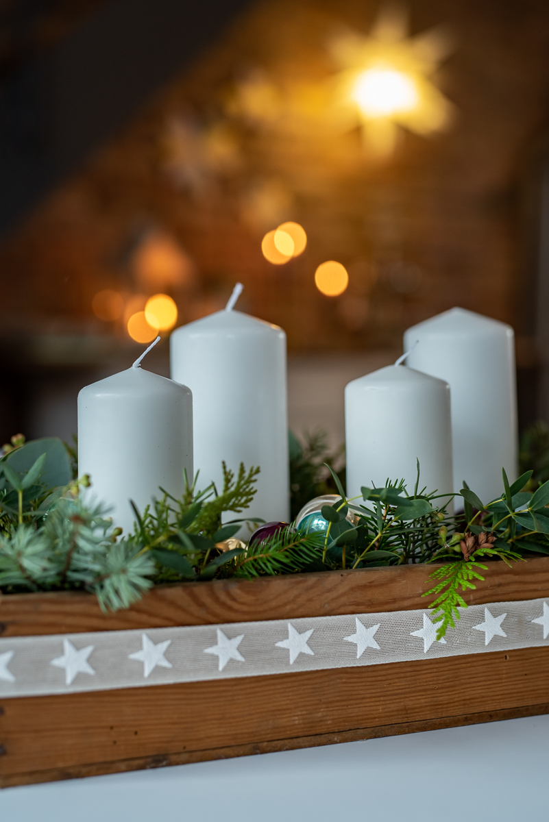 Anleitung für ein selbst gemachtes DIY Adventsgesteck in einer alten Holzkiste im vintage Look als Adventskranz und Deko für den Advent und Weihnachtsdeko mit Tannengrün und Eukalyptus 