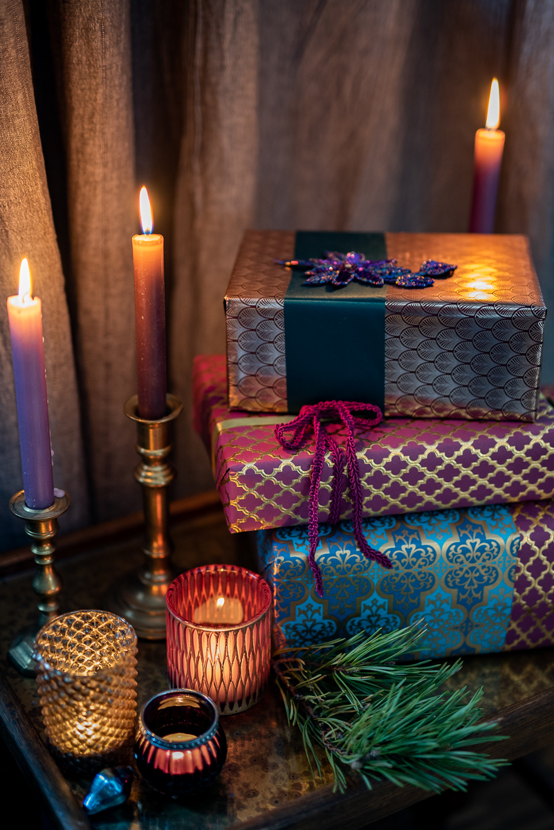 DIY Inspiration für hübsch verpackte Geschenke zu Weihnachten im glamour Look mit Geschenkpapier in Fuchsia und Gold und Bändern aus Samt