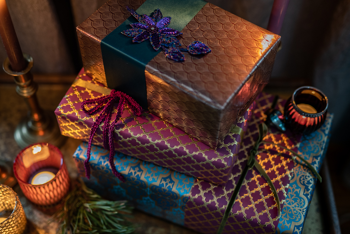 DIY Inspiration für hübsch verpackte Geschenke zu Weihnachten im glamour Look mit Geschenkpapier in Fuchsia und Gold und Bändern aus Samt
