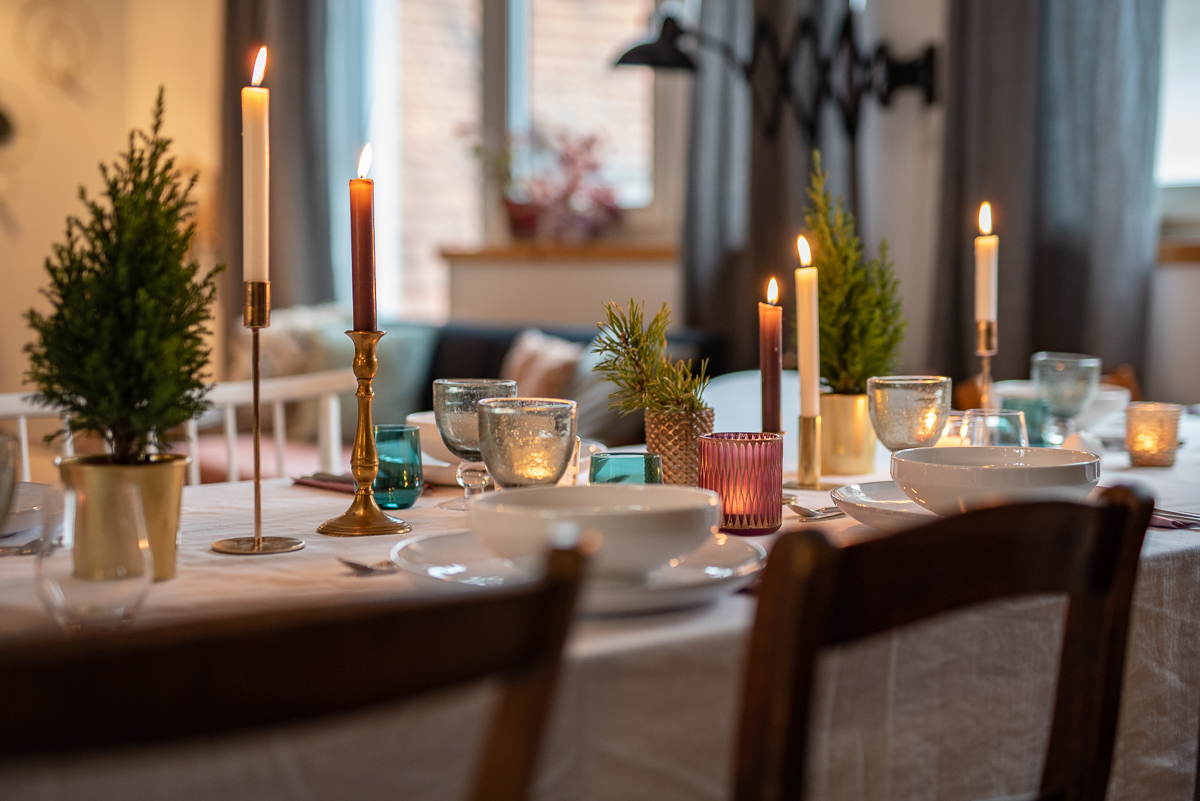Dekoideen für die Tischdeko zu Weihnachten im Boho vintage Look mit Gold und schlichtem weißem Geschirr