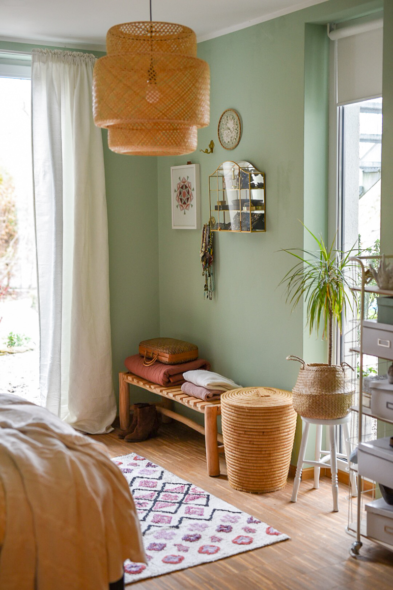 Dekoideen für das Schlafzimmer im Winter im Boho vintage Look mit Wänden in Mintgrün und Deko in Senfgelb und Rostrot