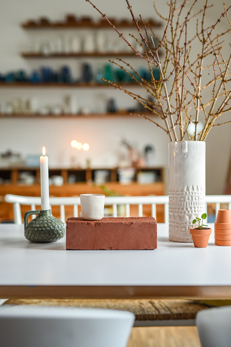 Dekoideen im Winter für das Wohnzimmer und Esszimmer in Naturfarben mit Fundstücken aus der Natur wie Steine, Zweige und Keramik Deko
