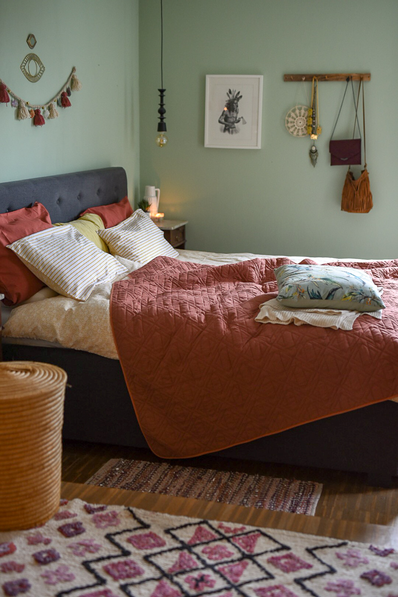 Dekoideen für das Schlafzimmer im Winter im Boho vintage Look mit Wänden in Mintgrün und Deko in Senfgelb und Rostrot