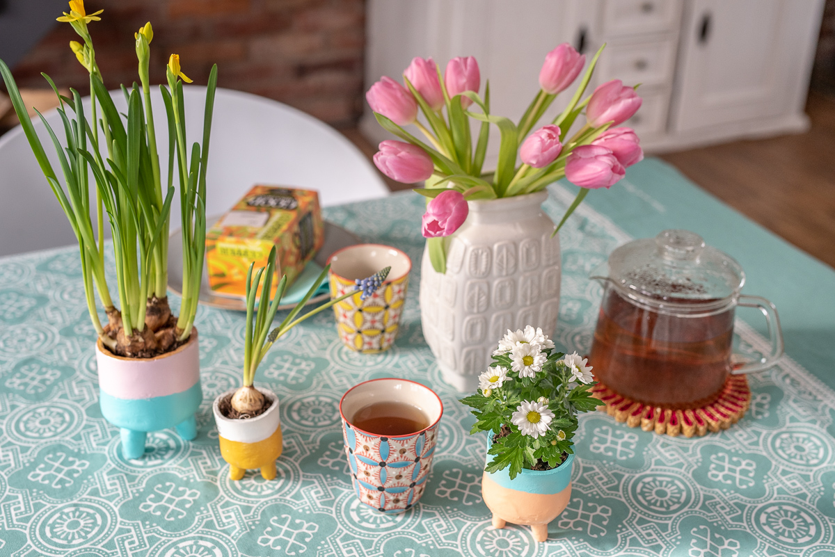 Anleitung für DIY Blumentöpfe aus lufttrocknendem Ton als kleines Mitbringsel und Geschenk mit Frühblühern im Frühling