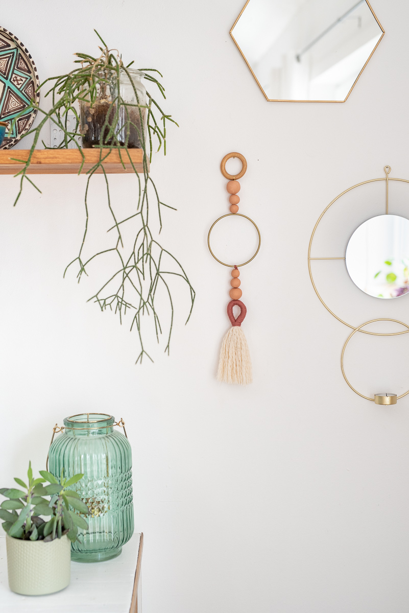 Anleitung für eine einfache, selbstgemachte Wanddeko im Boho Look mit Wolle, Perlen und Metallring als günstige, schnelle Deko für das Wohnzimmer im Boho Style