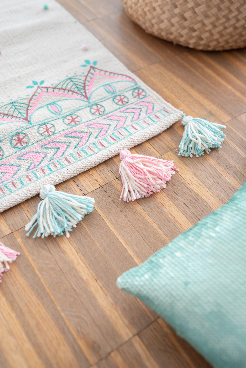 DIY Anleitung für einen im Boho Look bemalten Teppich mit Quasten und Mandala Muster als Deko für das Kinderzimmer