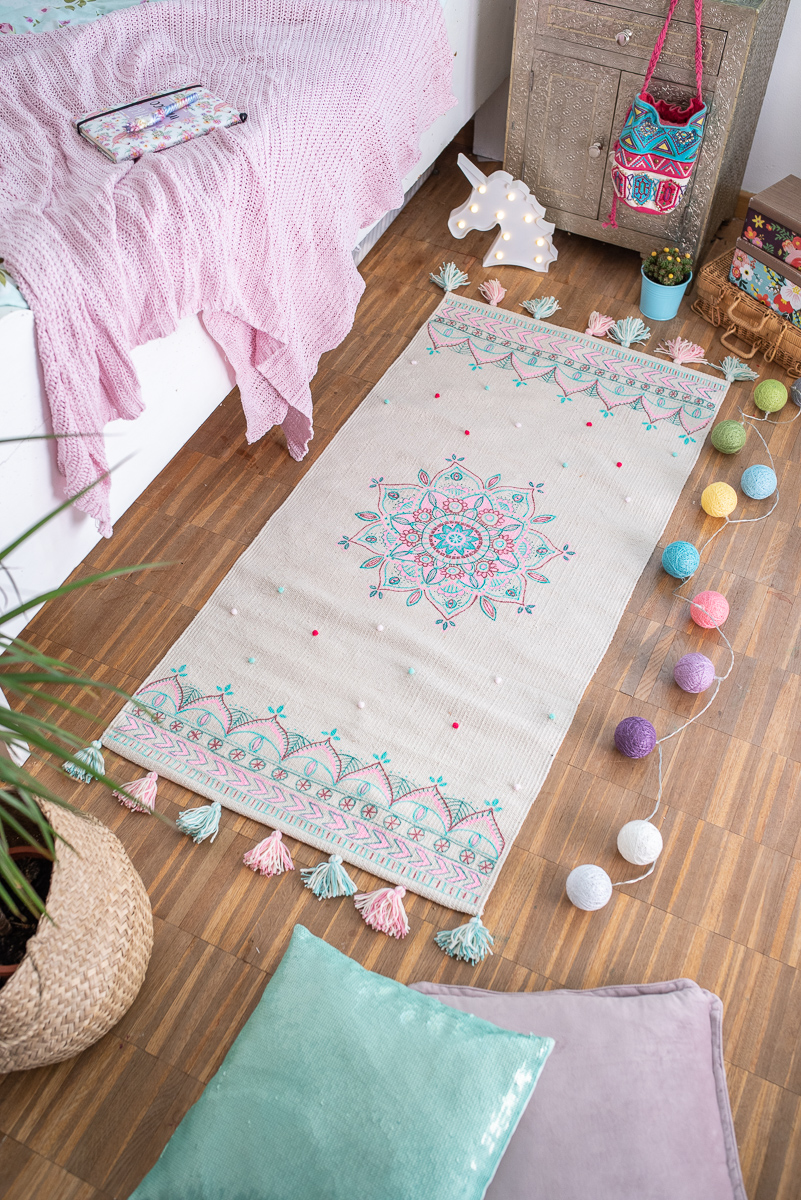DIY Anleitung für einen im Boho Look bemalten Teppich mit Quasten und Mandala Muster als Deko für das Kinderzimmer