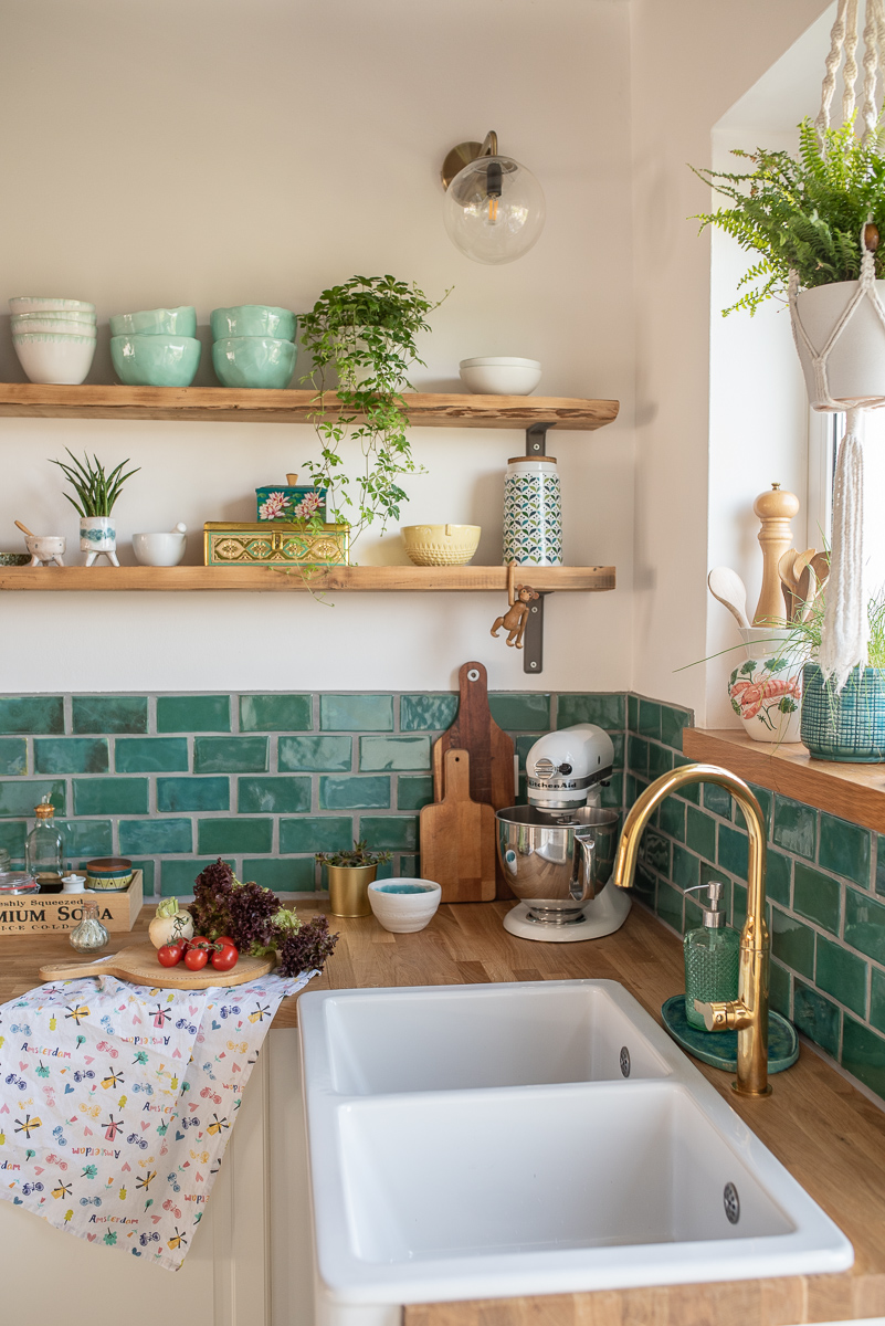 Küchen makeover mit Unterschränken von Ikea, vintage Regalen, selbst getöpferten Fliesen im Boho Look und DIY Deko Ideen 