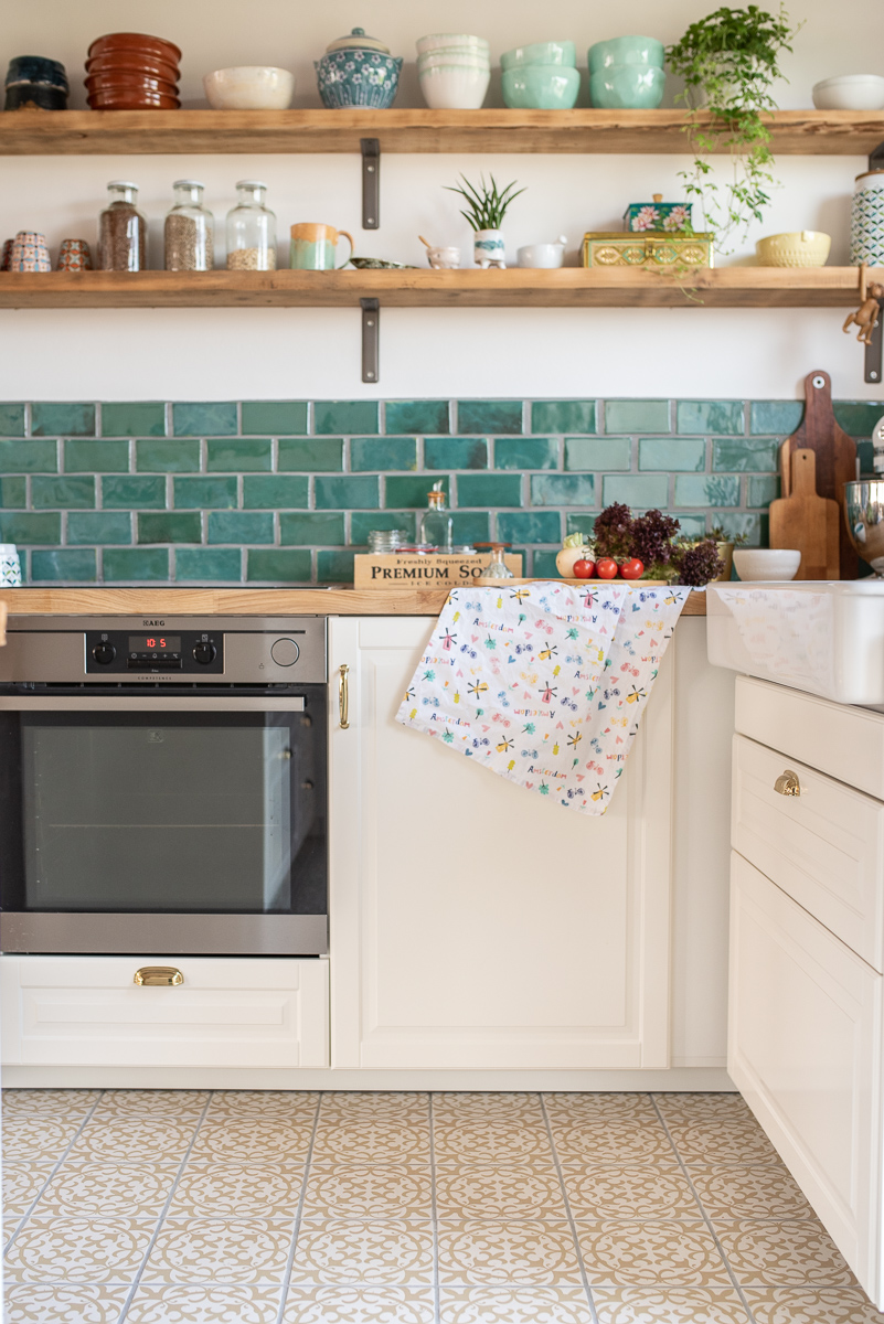Küchen makeover mit Unterschränken von Ikea, vintage Regalen, selbst getöpferten Fliesen im Boho Look und DIY Deko Ideen 