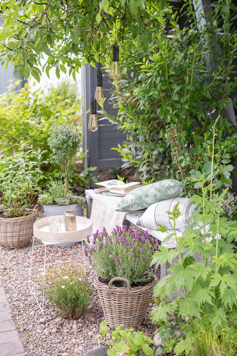 Sitzplatz Umgestaltung im Garten mit wenig Aufwand, ein paar Pflanzen und Farbe für die DIY Gartenbank