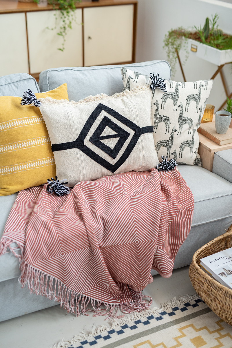 DIY Anleitung für einfache Kissen im Kelim Look aus Ikea Teppich mit Quasten als Deko für das Wohnzimmer im Boho Stil