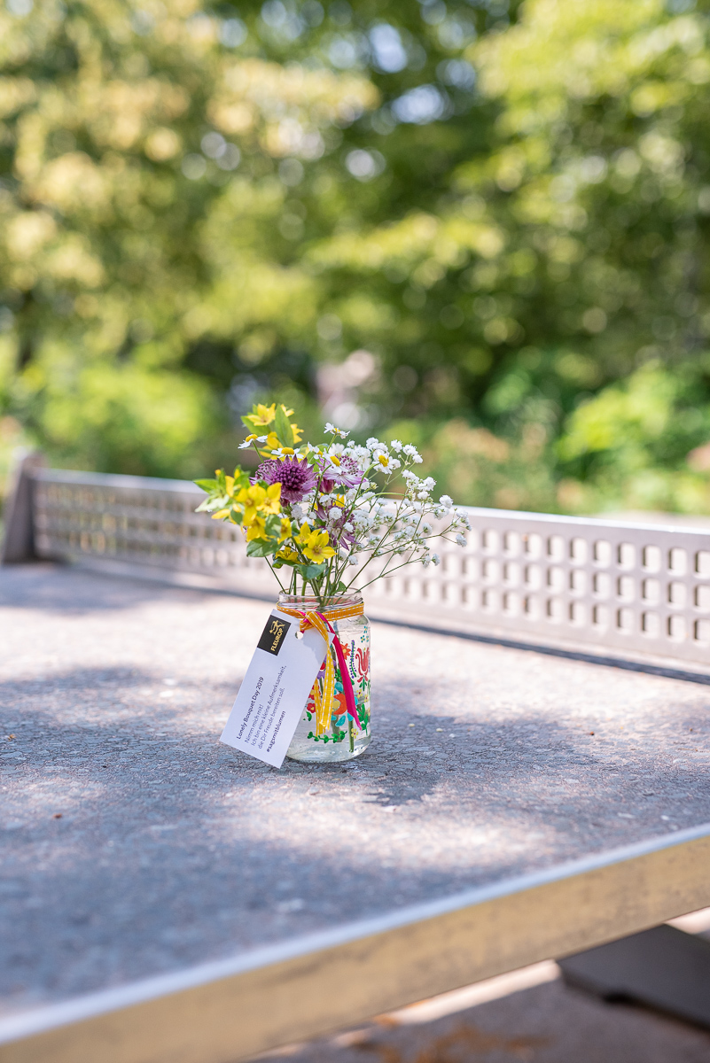 DIY Anleitung für eine upcycling Blumen Vase aus Einmachgläsern mit Blumenmuster im Hippie Folklore Look 