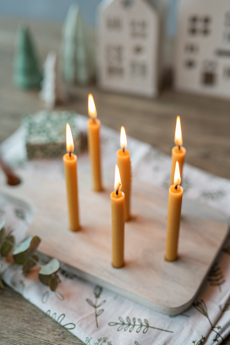 DIY Anleitung für einen einfachen , selbstgemachten Kerzenständer aus einem Holzbrett mit Baumkerzen im scandi Look als Tischdeko Kerzenbrett für Weihnachten 