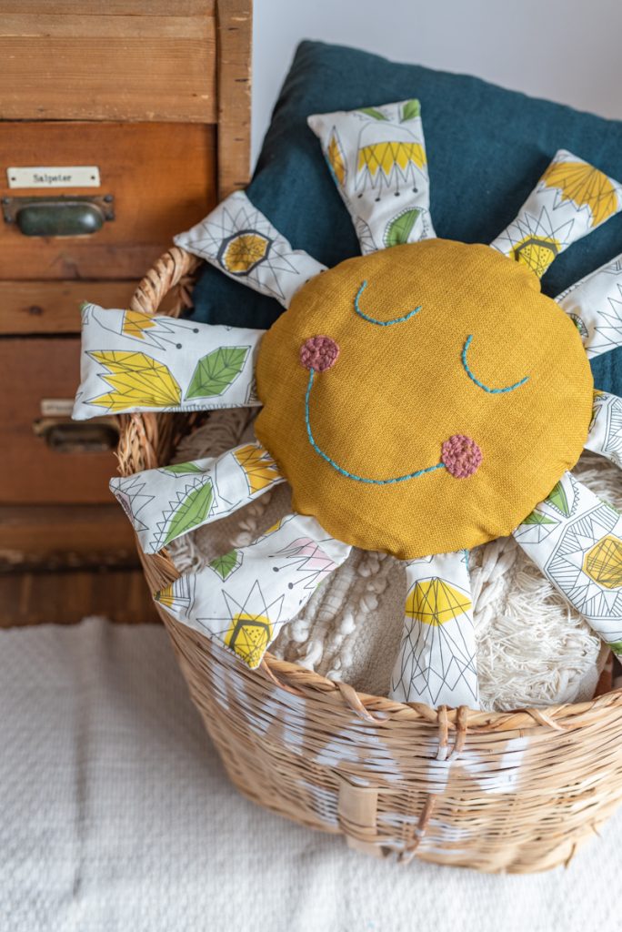 Kostenlose do it yourself Nähanleitung für ein einfaches, selbstgemachtes DIY Sonnenkissen als Geschenk für Kinder oder Deko für das Kinderzimmer vom Deko Blog Leelah loves