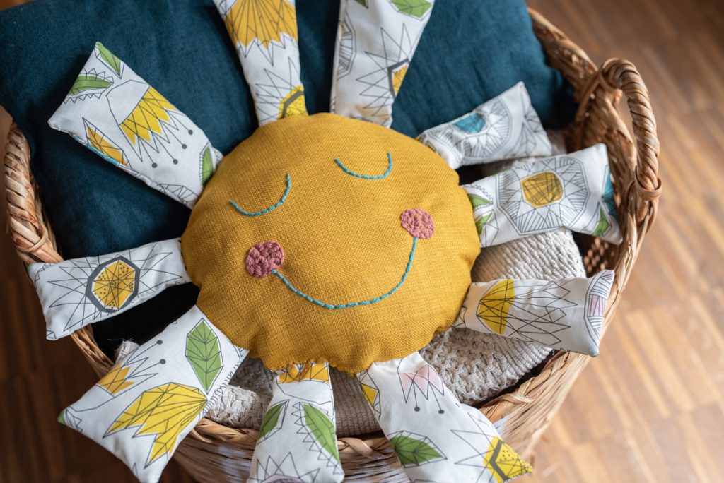 Kostenlose do it yourself Nähanleitung für ein einfaches, selbstgemachtes DIY Sonnenkissen als Geschenk für Kinder oder Deko für das Kinderzimmer vom DIY Blog Leelah loves