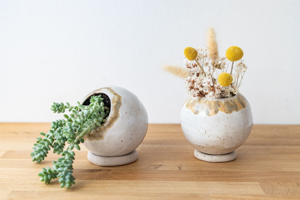 DIY Töpfer Anleitung für eine handgetöpferte Vase oder Blumentopf in Kugelform ohne Töpferscheibe für Anfänger und Fortgeschrittene als selbstgemachte Deko aus Keramik im Boho Look