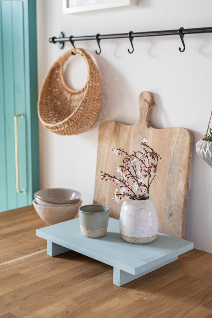 Instructions pour un simple plateau décoratif du blog de bricolage leelah aime fait de restes de bois en vert menthe comme décoration maison dans la cuisine pour le printemps