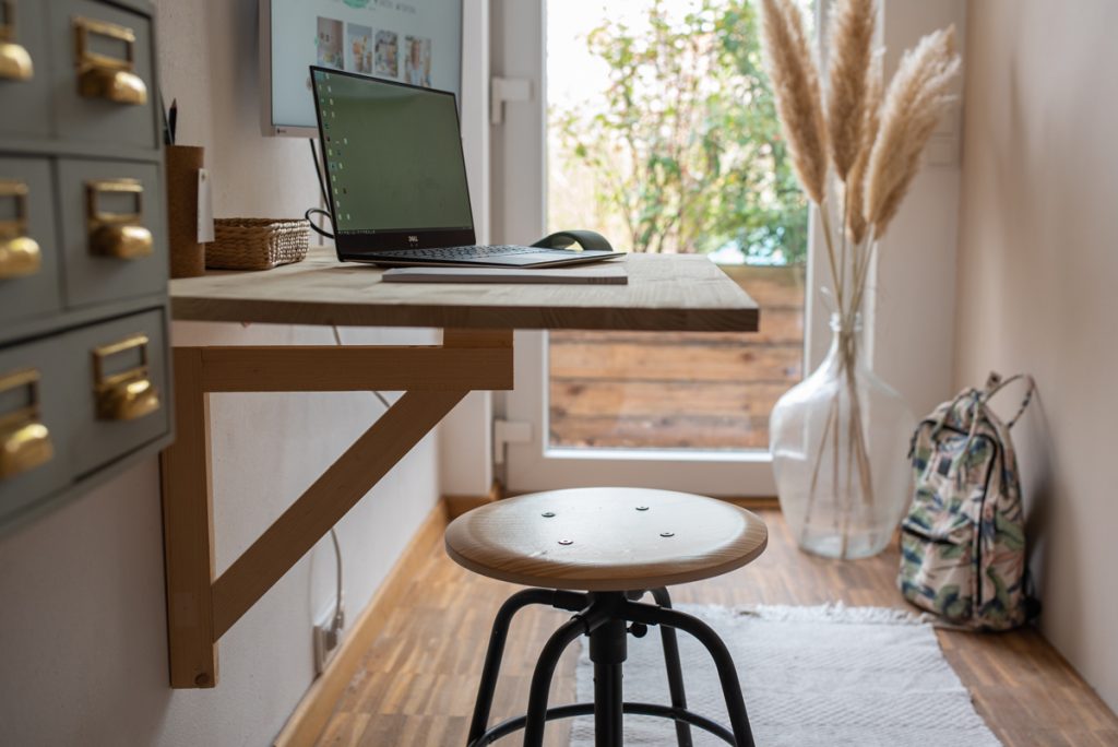 Einrichtungsideen für das DIY Homeoffice auf kleinstem Raum mit selbstgemachter Deko im hygge scandi Look in Naturfarben