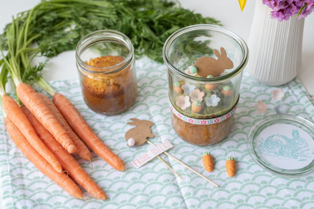 Rezept für Möhrenkuchen im Glas als Geschenk aus der Küche zu Ostern für die Familie zum Osterbrunch mit Karottenkuchen