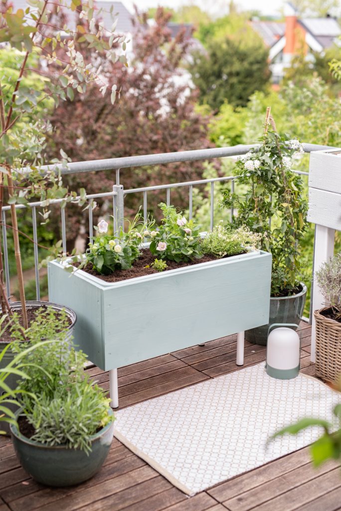 Anleitung für einen selbstgemachten, günstigen DIY Pflanzkübel aus Holz in Mintgrün im Plant Box scandi Look als Deko für den Balkon