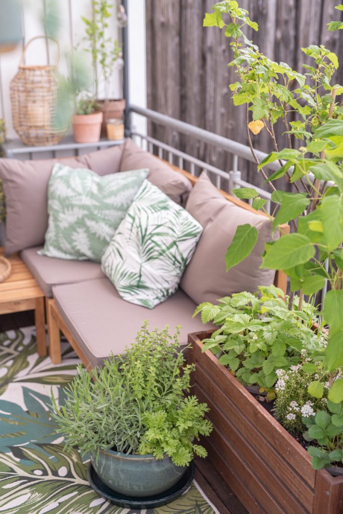 Dekoideen für die Lounge auf dem Balkon im Boho Botanik Look mit Rattan Deko, Lounge Möbeln aus Holz und Pflanzen für den Naschgarten auf dem Balkon