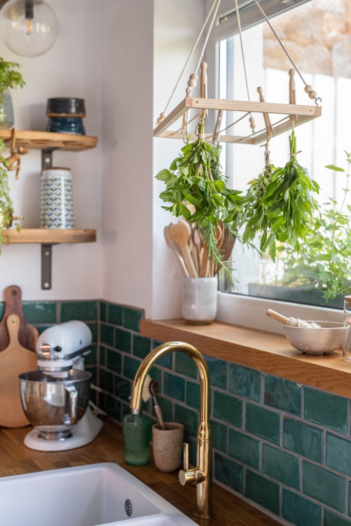 DIY Anleitung für einen selbst gebauten Holzständer zum trocknen von Kräutern in der Küche 