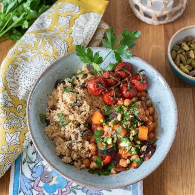 Urlaub zu Hause: Rezept für Gemüse Tajine mit Orangen Couscous (vegan)