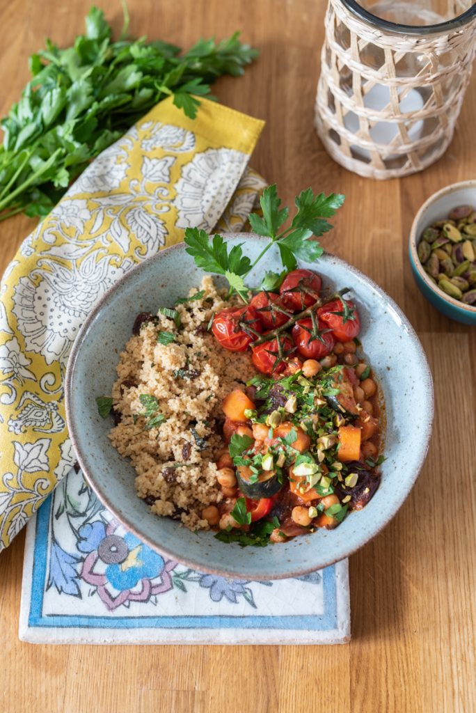 Rezept für orientalische vegane Gemüse Tajine mit Orangen Mandel Couscous als perfektes Schmorgericht für den Sommer