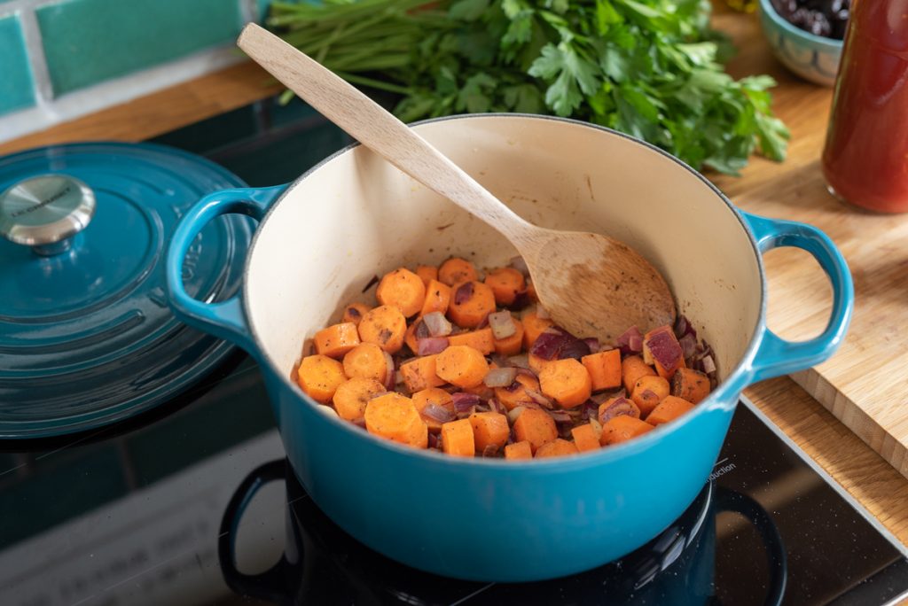 Rezept für orientalische vegane Gemüse Tajine mit Orangen Mandel Couscous als perfektes Schmorgericht für den Sommer