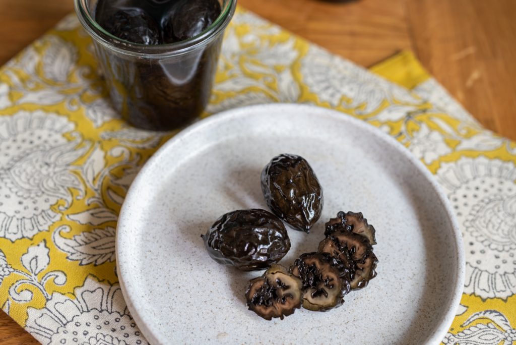 Rezept für eingelegte schwarze Nüsse als Delikatesse zu Desserts, Saucen und Käse mit unreifen Walnüssen