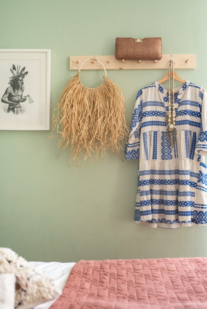 DIY Anleitug für eine einfache, sommerliche Wanddeko mit Raffiabast im Boho Ibiza Look