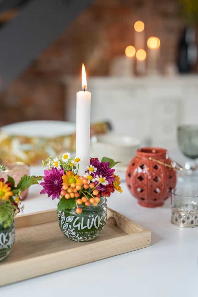 DIY Anleitung für einfache upcycling Blumengestecke im Glas mit Blumen und Kerzen als Tischdeko für den Herbst