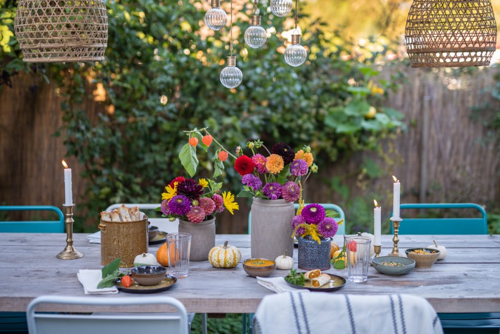 Dekoideen für eine herbstliche Tischdeko im Garten im Herbst mit Dahlien und Kürbis Rezepte für das Herbstfest 