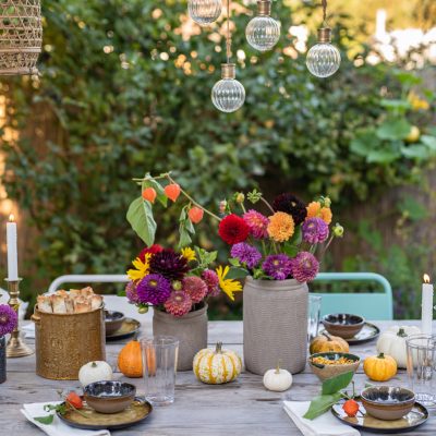 Herbstliche Tischdeko im Garten und Rezept für Kürbis Rollen