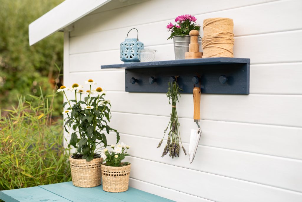 DIY Anleitung für einen einfachen, selbst gebauten Pflanztisch aus Holz für den Garten