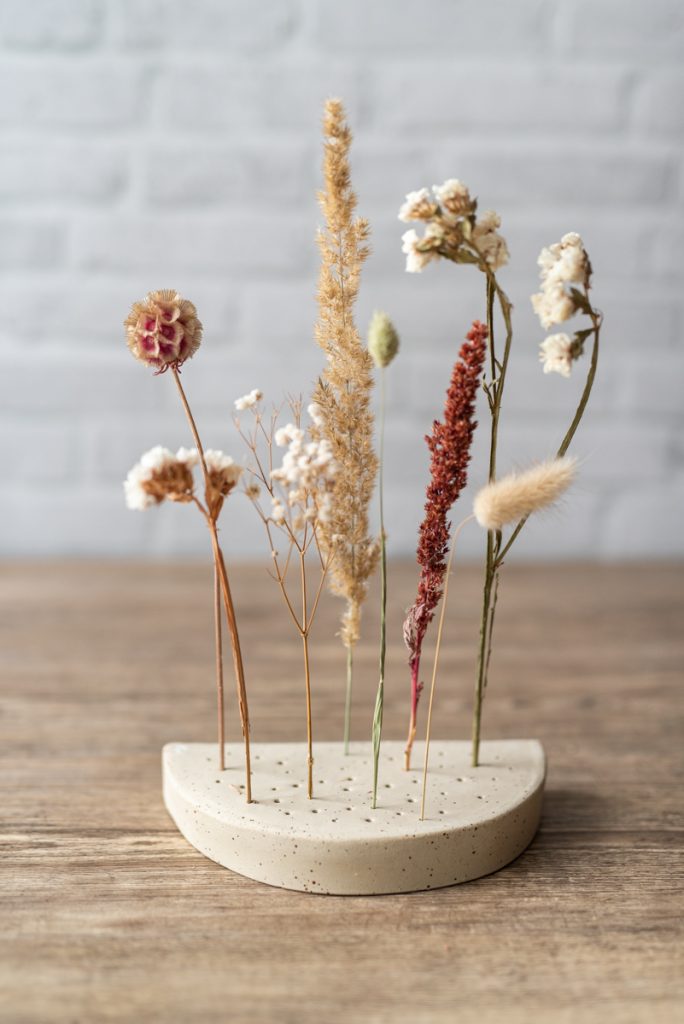 Töpferanleitung für eine selbst getöpferte DIY Deko Schale und Flowergram Ständer für Trockenblumen aus Ton in Plattentechnik